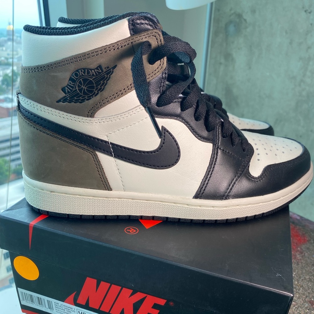 Air Jordan 1 Retro High OG “Dark Mocha”